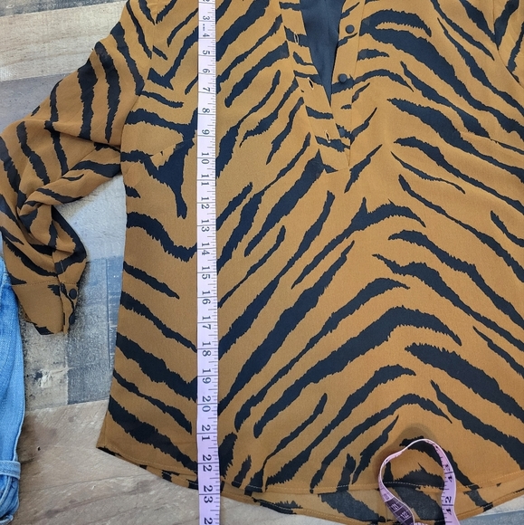 Small WHBM White House Black Market Tiger Print Stripe Blouse - Picture 5 of 6